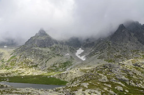 在斯洛伐克塔特拉山国家公园 锯齿状和锐利的山脊从云雾和雨云中冒出来 — 图库照片