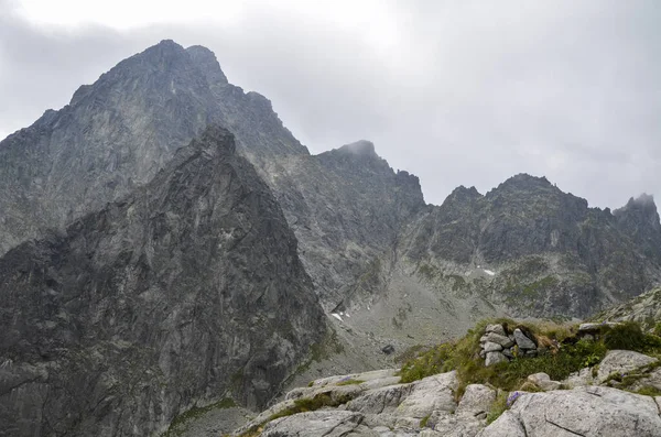 Pedras Irregulares Afiadas Emergem Névoa Acima Nuvens Chuva High Tatras — Fotografia de Stock