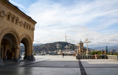Tiflis, Gürcistan 'daki Çan Kulesi ve Kutsal Üçlü Katedrali (Tsminda Sameba) bölgesi