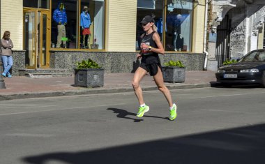 KYIV, UKRAINE - 22 Mayıs 2021: Başkent Ukrayna 'da düzenlenen yıllık yarışmaya maraton koşucuları katılıyor