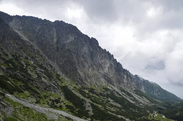 Vista Panoramica Del Paesaggio Montagne Rocciose Nebbiose Contro Cielo Nuvoloso — Foto Stock