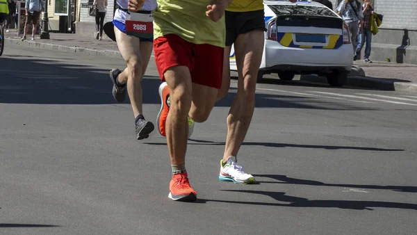 Yksityiskohta Ryhmä Juoksijoita Aikana Kaupungin Maraton Jalat Lenkkarit Lihakset Stressaantuneita — kuvapankkivalokuva