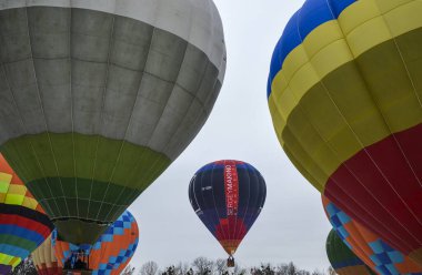 KYIV, UKRAINE - 20 Şubat 2021: Ukrayna 'nın Kyiv kentindeki havacılık festivalinde uçan renkli sıcak hava balonları