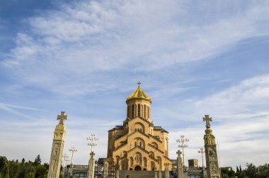 TBILISI, GEORGIA - 8 Ekim 2019: Kutsal Trinity Katedrali ana ve en büyük Gürcü Ortodoks Katedrali (Tsminda Sameba). Tiflis, Gürcistan