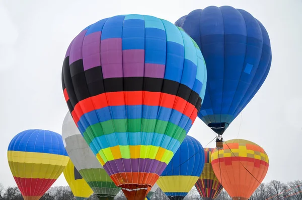 Färgglada Varmluftsballonger Flyger Himlen Festivalens Flygfält Äventyr Och Rolig Semester — Stockfoto