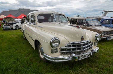 KYIV, UKRAINE 29 Mayıs 2021: eski araba karası festivali. GAZ-12 ZIM. 1949 'dan 1959' a kadar Gorky Otomobil Santrali 'nde seri üretilen altı koltuklu uzun tekerlekli bir sedan.