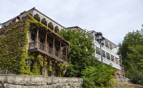 Tiflis, Gürcistan 'ın eski merkezinde, içi üzüm dolu ahşap balkonlu otantik Gürcü evleri. 