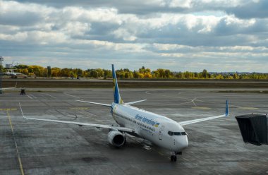 BORYSPİL, UKRAINE - 7 Ekim 2019: havaalanında yolcu uçağı. Havacılık teknolojisi ve dünya seyahati kavramı.