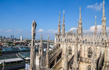 Duomo katedralinin çatısındaki beyaz mermer içindeki gotik örümcekler. İtalya 'nın Milano meydanında ilgi odağı. 
