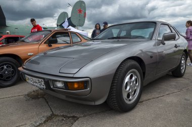 KYIV, UKRAINE 29 Mayıs 2021: Grey Porsche 924 yarış arabası Old Car Land 'de. Sergide yaklaşık 900 farklı dünya yapımcısının özel arabası sergileniyor.