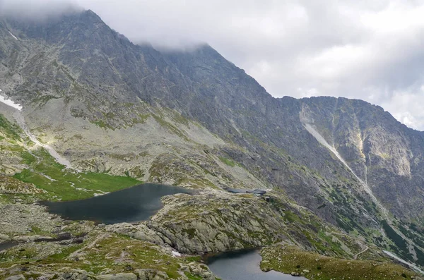 Magnifique Vue Sur Lac Montagne Des Rochers Sous Ciel Nuageux — Photo