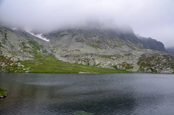 Όμορφη Θέα Τοπίο Μιας Λίμνης Βουνό Και Βράχια Κάτω Από — Φωτογραφία Αρχείου