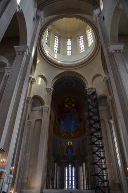 TBILISI, GEORGIA - 8 Ekim 2019: Tiflis 'in Kutsal Üçlü Katedrali' nin İçi. Kapalı alanda, Gürcistan Ortodoks Kilisesi Sameba 'nın ana katedrali ayrıntılarıyla anlatılıyor.