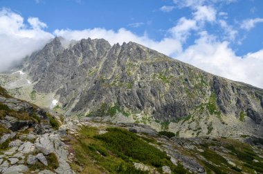 Tatra dağlarının en yüksek zirvesi ve Gerlachovsky stit (Gerlach) adlı Slovakya. Yüksek Tatras, Slovakya