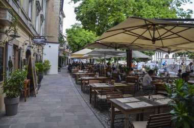 LJUBLJANA, SLOVENIA - 24 Haziran 2017: Slovenya 'nın başkenti Ljubljana' daki açık hava sokak kafesinde dinlenen insanlar