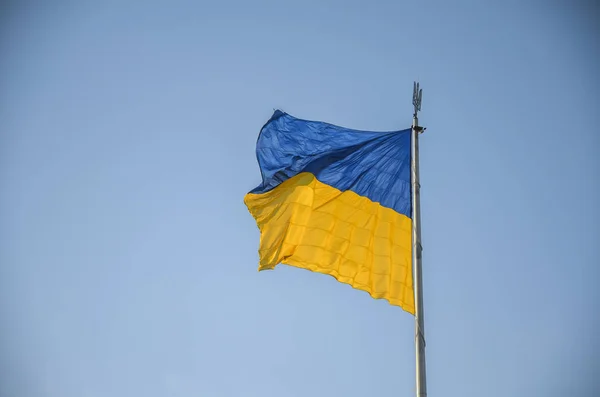 Національний Прапор України Махає Вітром Фоні Синього Неба — стокове фото