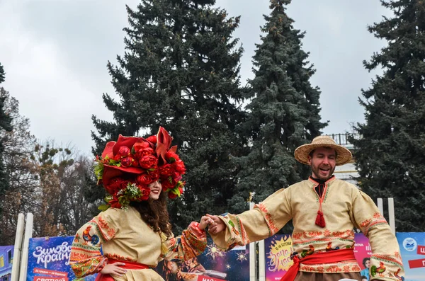 Kyiv Ucrania Marzo 2021 Caminantes Con Disfraces Tradicionales Ucranianos Posan — Foto de Stock