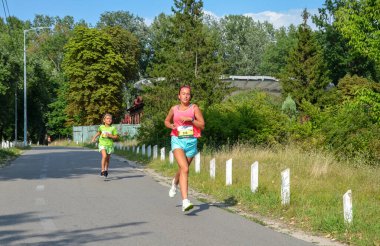 KYIV, UKRAINE - 24 Temmuz 2021: Koşu yarışmasında çocuklar için koşan kızlar