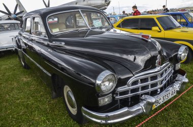 KYIV, UKRAINE 29 Mayıs 2021 Siyah eski Sovyet arabası GAZ-12 ZIM 1956 'da Kyiv' deki eski ve nadir arabaların sergilendiği bir sergide üretildi.