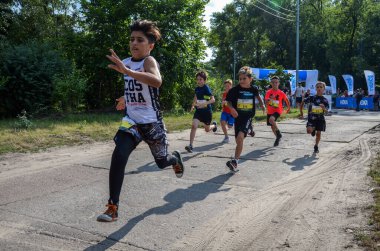 KYIV, UKRAINE - 24 Temmuz 2021: Koşu müsabakası başladıktan sonra kasıtlı çocuklar grubu