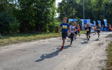 KYIV, UKRAINE - 24 Temmuz 2021: Koşu müsabakası başladıktan sonra kasıtlı çocuklar grubu