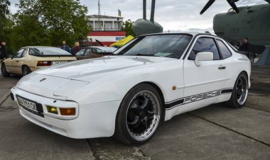 KYIV, UKRAINE 29 Mayıs 2021: Kyiv 'de klasik spor araba beyaz Porsche 944 S2 coupe 1988 motor klasikleri, tarihler, klasik ulaşım sergisi. Geçen yılın tecrübeli araçları..