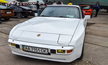 KYIV, UKRAINE 29 Mayıs 2021: Kyiv 'de klasik spor araba beyaz Porsche 944 S2 coupe 1988 motor klasikleri, tarihler, klasik ulaşım sergisi. Geçen yılın tecrübeli araçları..