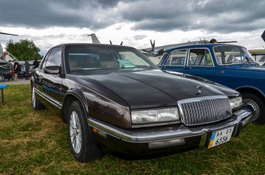 KYIV, UKRAINE 29 Mayıs 2021: 1989 'da Old Car Land' de klasik Amerikan lüks arabası Buick Riviera. Sergide yaklaşık 900 eski ve farklı dünya yapımcısının özel arabası sergileniyor.