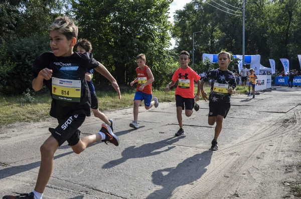 Kyiv Ukrajina Června 2021 Skupina Cílevědomých Kluků Startu Běžecké Soutěže — Stock fotografie