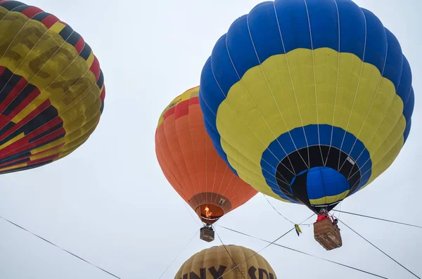 Quiiv Ucrânia Fevereiro 2021 Grandes Balões Voadores Listrados Coloridos Redondos — Fotografia de Stock