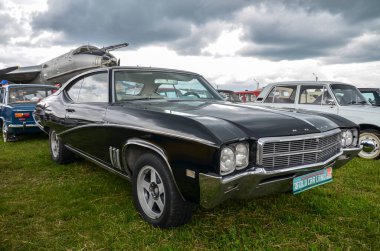 KYIV, UKRAINE MAYIS 29, 2021: The Buick Skylark Custom 1969, Buick tarafından üretilen bir yolcu arabasıdır. Adını tarlakuşu denen kuş türünden almıştır..