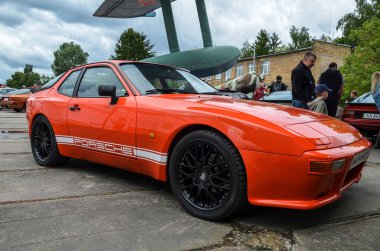 KYIV, UKRAINE 29 Mayıs 2021: Klasik turuncu renkli spor araba Porsche 944 1982, Kyiv 'deki 