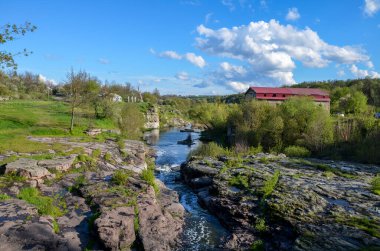Buky Canyon ve Hirskyi Tikych nehri ile güzel doğa manzarası. Cherkasy bölgesi, Ukrayna