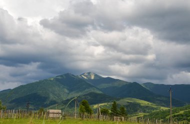 Kolochava köyünden gökyüzüne doğru bulutlarla Strymba Dağı 'nın zirvesine bakın. Karpat Dağları, Ukrayna