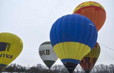 KYIV, UKRAINE - 20 Şubat 2021: Bayramlarda gökyüzünde uçan renkli sıcak hava balonları grubu. Havacılık Festivali