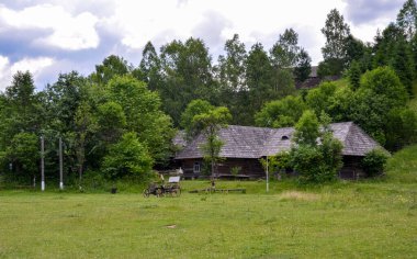 Eski Kolochava köyünde yaz günü geleneksel Karpatlar tarzında otantik ahşap evler. Transcarpathia, Ukrayna