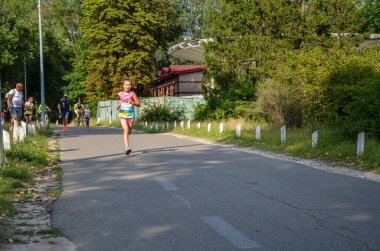 KYIV, UKRAINE - 24 Temmuz 2021: genç bayan atletizm koşucusu. Yarış koşusu. Yatay