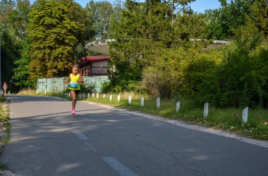 KYIV, UKRAINE - 24 Temmuz 2021: genç bayan atletizm koşucusu. Yarış koşusu. Yatay