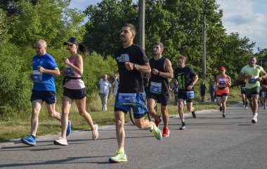 KYIV, UKRAINE - 24 Temmuz 2021: Şehirde koşu maratonu sırasında birçok sporcu. fitness ve sağlıklı yaşam tarzı konsepti 