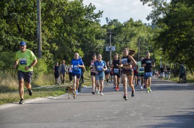 KYIV, UKRAINE - 24 Temmuz 2021: Şehirde koşu maratonu sırasında birçok sporcu. fitness ve sağlıklı yaşam tarzı konsepti 