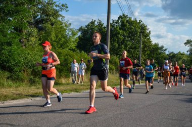 KYIV, UKRAINE - 24 Temmuz 2021: Şehirde koşu maratonu sırasında birçok sporcu. fitness ve sağlıklı yaşam tarzı konsepti 