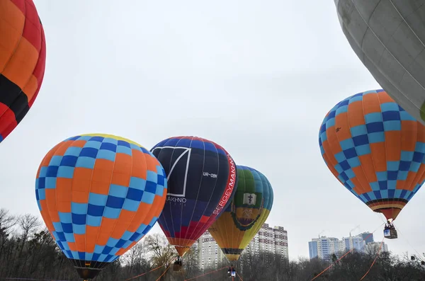 Kyiv Ucrania Febrero 2021 Grupo Coloridos Globos Aerostáticos Volando Cielo — Foto de Stock