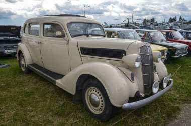 KYIV, UKRAINE ECTOBER 6 2019: Dodge D2 arabası 1932 Old Car Land Festivali sırasında. Sergide yaklaşık 900 eski ve seçkin otomobil, farklı dünya yapımcılarından otobüsler ve motosikletler sunuluyor.