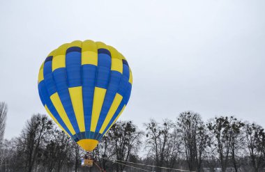 Havacılık festivali sırasında gökyüzü arka planında yükselen renkli çok renkli sıcak hava balonları