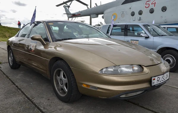 2021年5月29日 Kyiv Ukraine 由通用汽车公司生产和销售的Oldsmobile Aurora 1998旗舰豪华跑车在旧车节上展出 — 图库照片