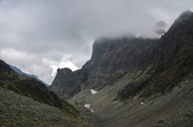 Bulutlu, yağmurlu, kayalık, yüksek Tatra dağlarının sisle kaplı manzarası. Slovakya 'daki doğal manzara