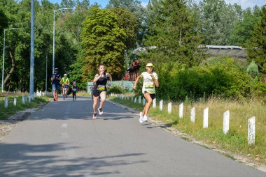 KYIV, UKRAINE - 24 Temmuz 2021: Koşu yarışmasında koşan bir grup genç kız Koşucu