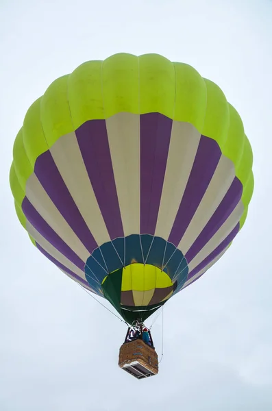 Barevné Vícebarevné Horkovzdušné Balóny Vznášející Oblohou Pozadí Během Leteckého Festivalu — Stock fotografie
