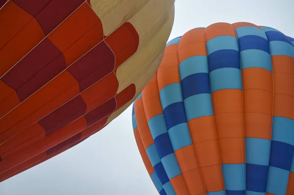 Färgglada Flerfärgade Varmluftsballonger Svävar Med Himmel Bakgrund Flygfestivalen — Stockfoto