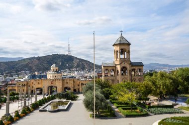 Çan Kulesi, Tiflis 'in Kutsal Üçlü Katedrali' nin girişi ve avlusu diğer adıyla Sameba Gürcistan Ortodoks Kilisesi 'nin ana katedralidir.